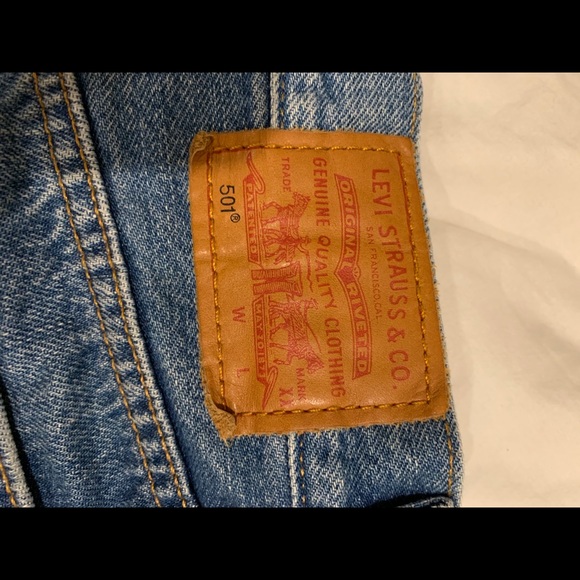 medium-dark wash levi’s jean shorts - Picture 4 of 6